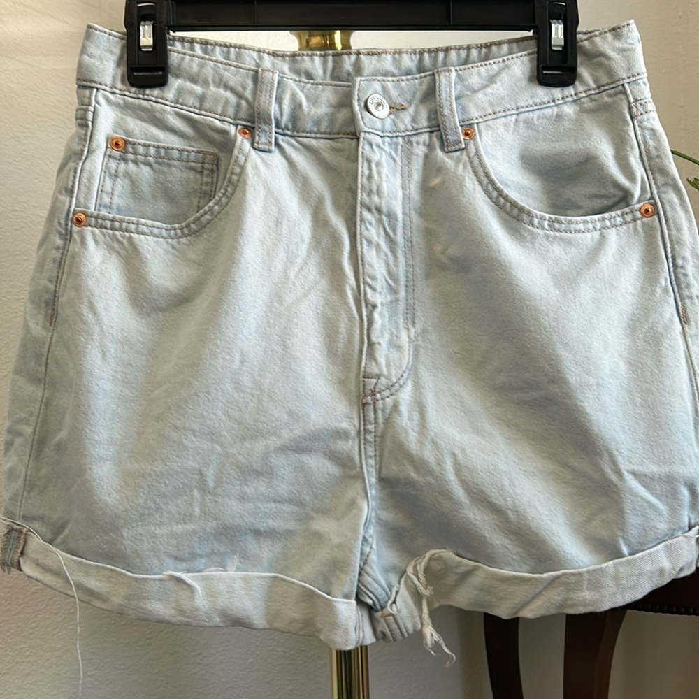 Light wash women’s denim high waist shorts